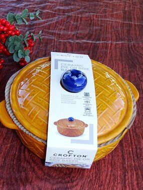 Crofton Ceramic Pie or Brie Baker 0.78 Quart NWT